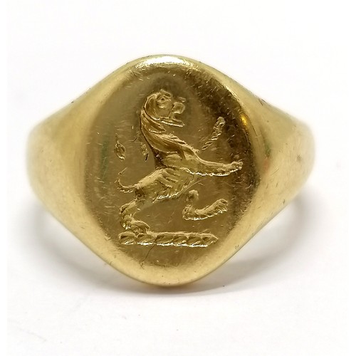 839 - 18ct hallmarked gold antique gents signet ring - size L & 9.1g and has a lion crest and is in an ant... 