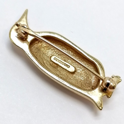 909 - Ola M Gorie 9ct hallmarked gold penguin brooch - 2.8cm & 4.8g