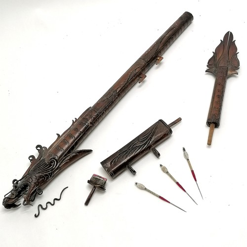 75 - Tribal blowpipe (74cm) in the form of a dragon in stained bone with 3 original darts