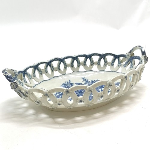 119 - Mid to late 18th century Worcester blue & white pine-cone pattern basket (22cm x 13.5cm) & flower de... 