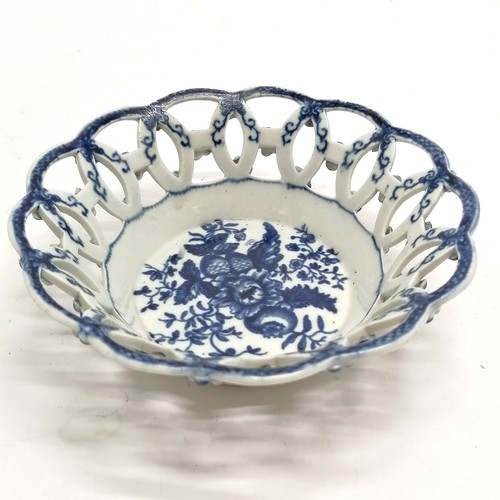 121 - 18th century Worcester blue & white pine-cone pattern basket with applied flower detail - 15.5cm dia... 