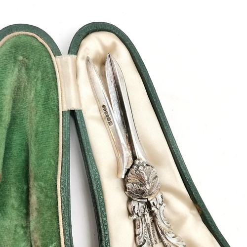 197 - Walker & Hall silver plated grape scissors a/f in green leather case, another pair, t/w 4 assorted c... 