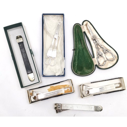 197 - Walker & Hall silver plated grape scissors a/f in green leather case, another pair, t/w 4 assorted c... 