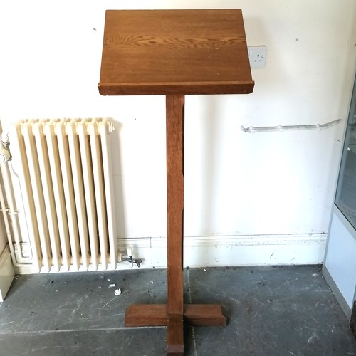 199 - Oak Lecturn / Reading stand, 49 cm wide, 39 cm deep, 132 cm high, in good used condition.