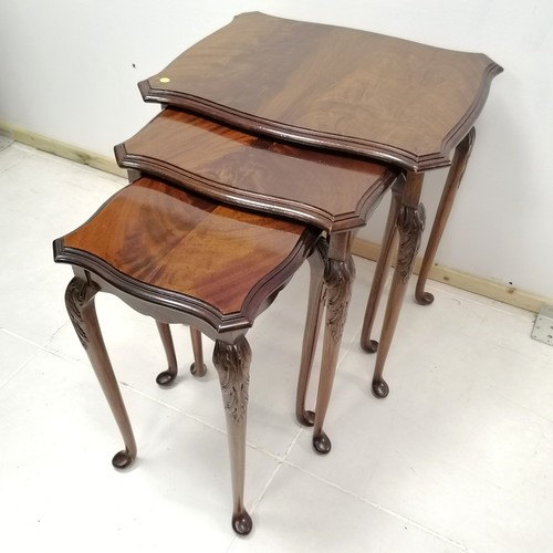 207 - Nest of 3 mahogany tables with cabriole legs, largest 56 cm wide, 43 cm deep, 61 cm high.