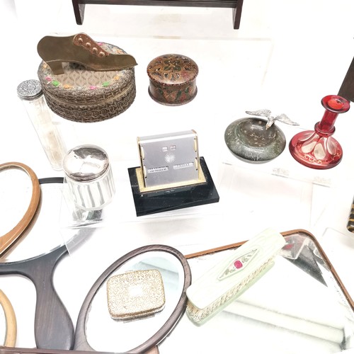 306 - Miscellaneous collection of assorted items to include, hand mirrors, pair of curtain tie backs, mini... 