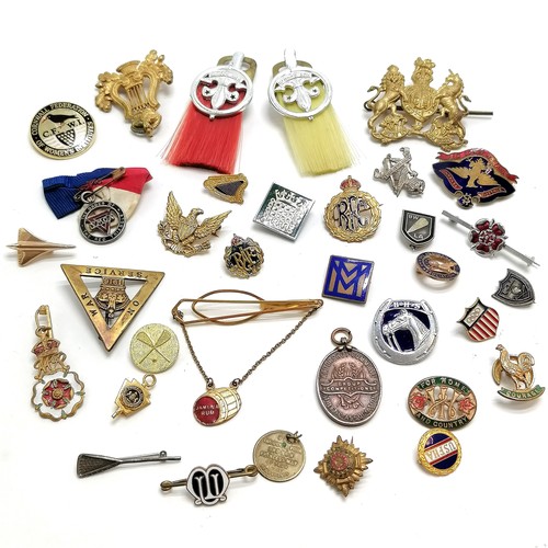 328 - Qty of militaria inc RFC flying brooch, On war service 1916 badge, enamel Jamaica rum tie slide, sco... 