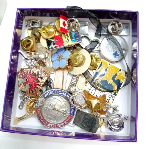 361 - Qty of badges inc frog, scarf ring etc t/w vintage hat pins, oddments etc - SOLD ON BEHALF OF THE NE... 