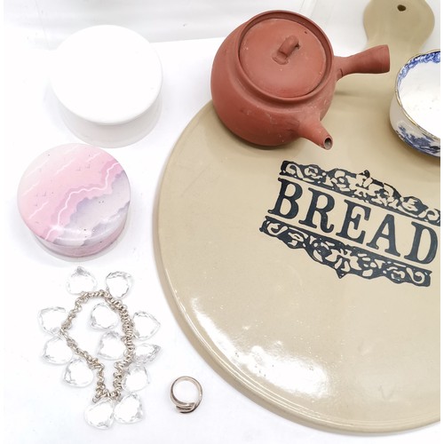 364 - Collection of assorted items to include Moira pottery bread board, 30 cm diameter, blue stilton jar ... 