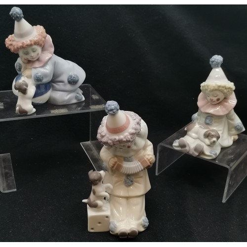 402 - Set of 3 Lladro clowns, all with performing dogs, largest 15 cm high, all in good condition.