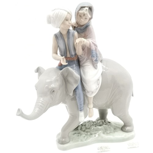 406 - Lladro elephant with 2 Indian children seated on the back 'Hindu children' - 23.5cm high, 19cm wide,... 