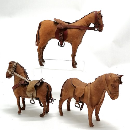 424 - 3 x original Edith Reynolds hand made skin horses - tallest 17cm has a broken leg and stitching sepa... 