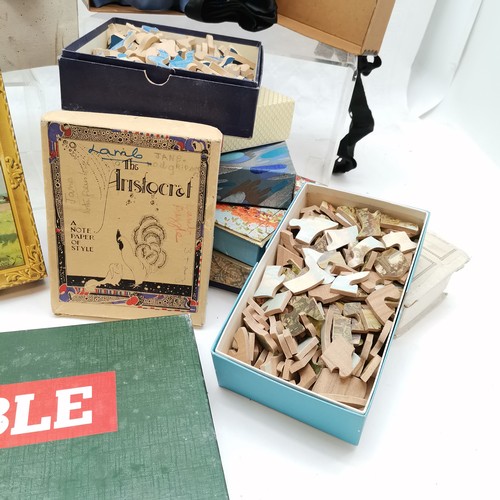 431 - Quantity of antique and vintage puzzles, some in original boxes T/W vintage Scrabble board game