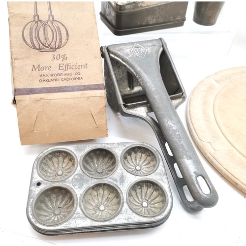 453 - Qty of vintage kitchenalia inc bread board (29cm), wire racks, biscuit moulds, ricer, boxed whisk et... 