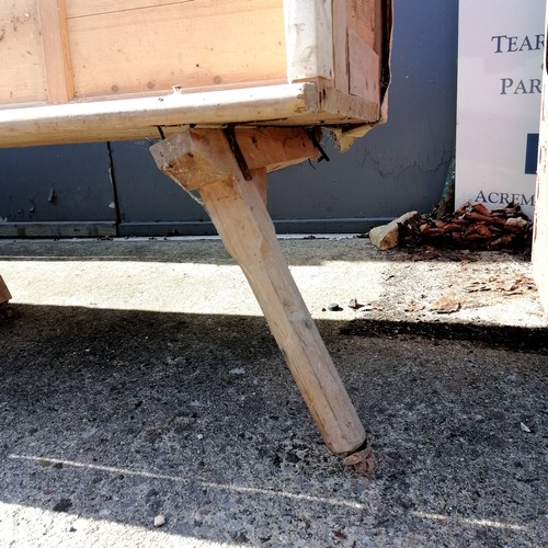 486 - Antique pine partially upholstered settle/bench, in need of refurbishment, 205 cm wide, 65 cm deep, ... 