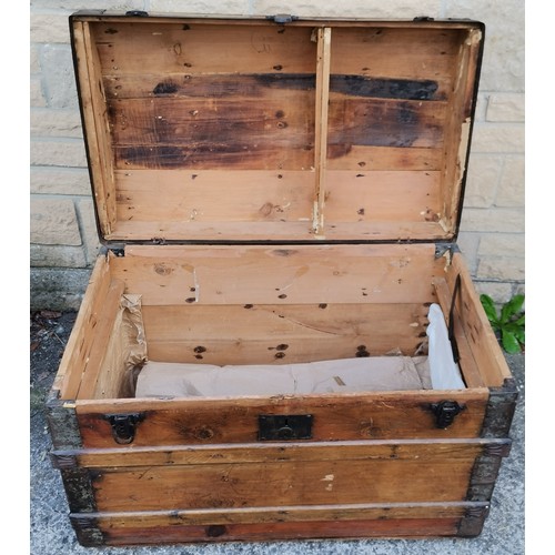 501 - Vintage pine domed trunk, oak bound with metal mounts, no inner tray, but good used condition, 82 cm... 