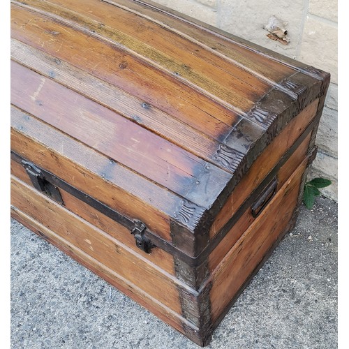 501 - Vintage pine domed trunk, oak bound with metal mounts, no inner tray, but good used condition, 82 cm... 