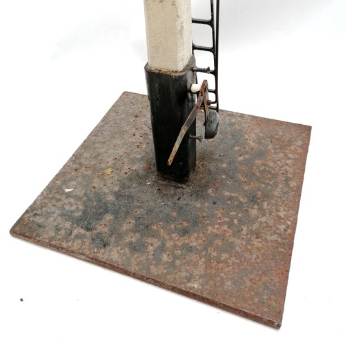 511 - Scratch built working model of a railway signal - 67cm high ~ signs of wear