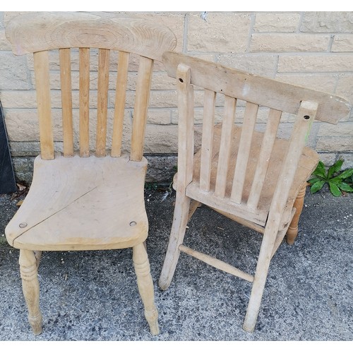 529 - Set Of 4 Windsor slat back Country Kitchen Elm chairs, on turned supports, 38 cm wide, 41 cm deep, 8... 