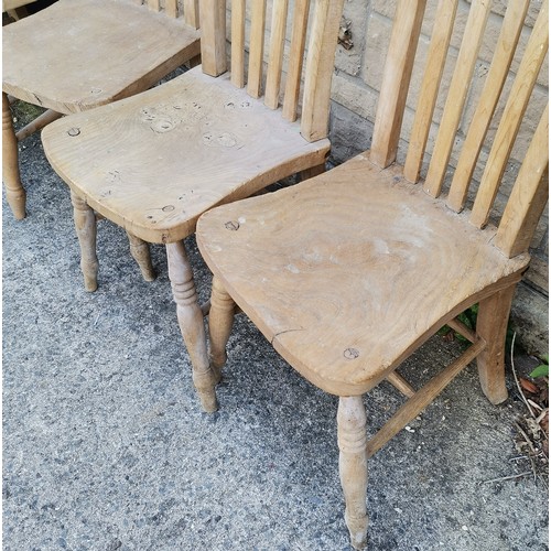 529 - Set Of 4 Windsor slat back Country Kitchen Elm chairs, on turned supports, 38 cm wide, 41 cm deep, 8... 