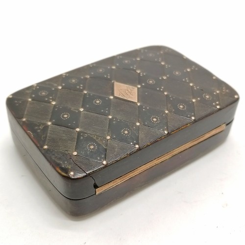 554 - Antique horn table snuff box with unmarked gold pin work detail - 7cm x 4.6cm and has slight a/f nea... 