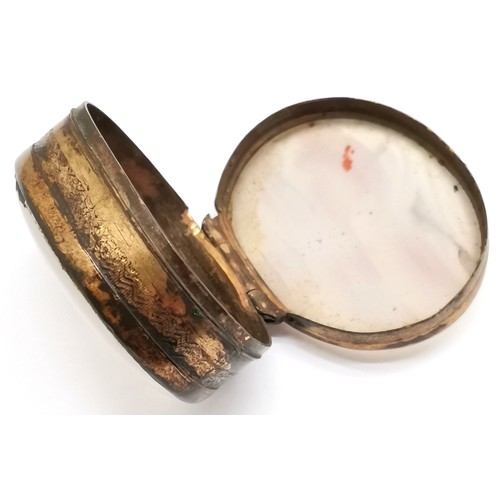 555 - Antique double agate panelled oval box with gilt metal mounts - 4cm across  ~ losses to the gilding ... 