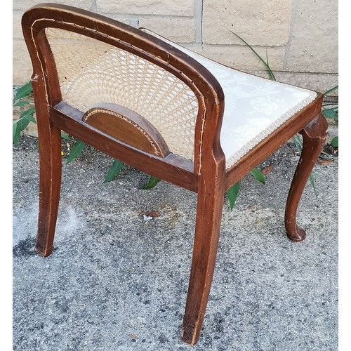 585 - Vintage walnut dressing table stool, with Bergere detail backrest, on cabriole legs, 52 cm wide, 41 ... 