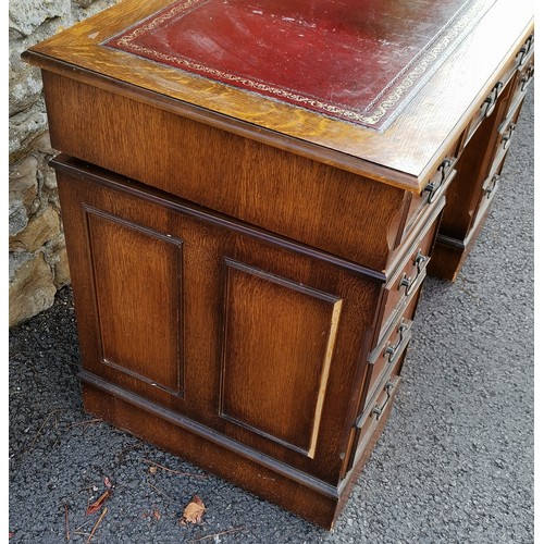 591 - Reproduction oak kneehole desk, with burgundy inset leather top, used condition, 121 cm wide, 61 cm ... 