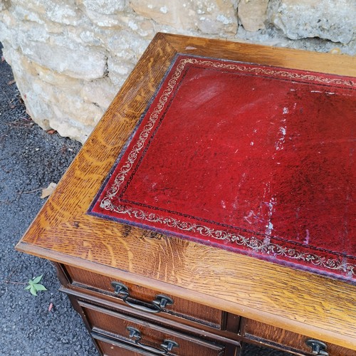 591 - Reproduction oak kneehole desk, with burgundy inset leather top, used condition, 121 cm wide, 61 cm ... 