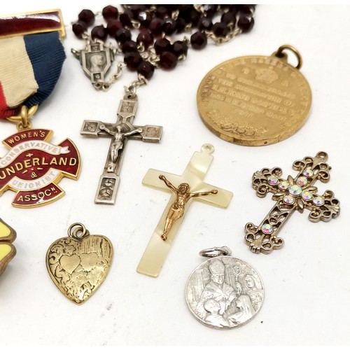 622 - Red bead rosary (52cm) t/w badges inc Sunderland Conservative Unionist Association, 1911 Elect Cocoa... 