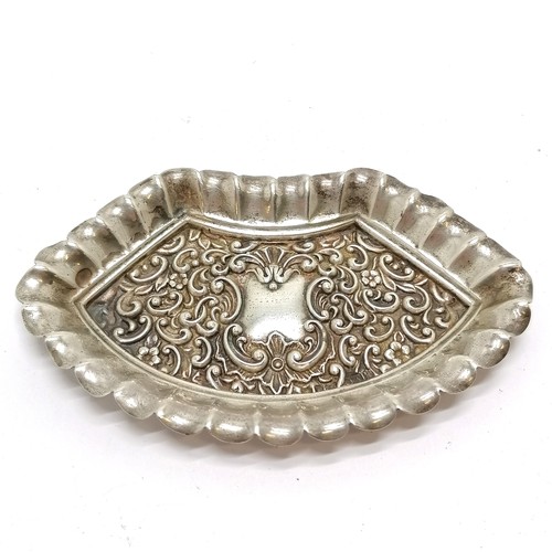 1010 - Antique silver fan shaped pin dish with embossed decoration - 11cm & 26g