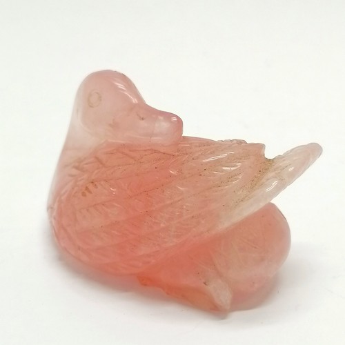 151 - Hand carved rose quartz hardstone seated duck figure - 4cm