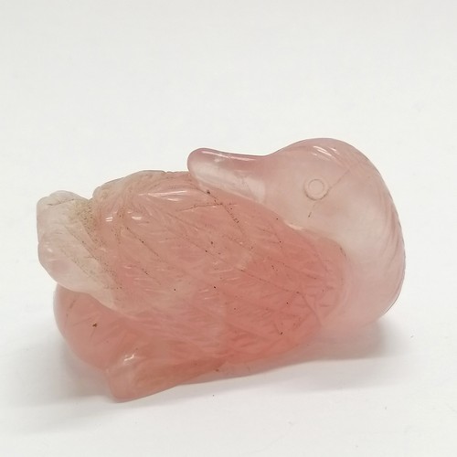 151 - Hand carved rose quartz hardstone seated duck figure - 4cm