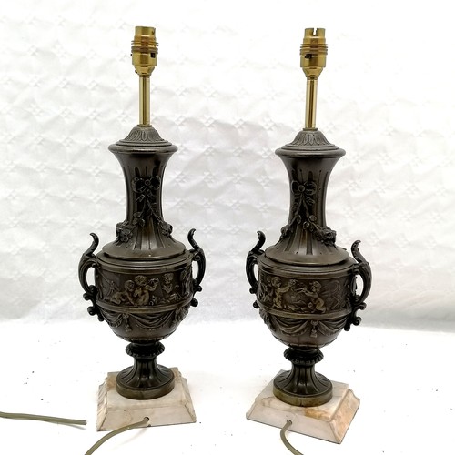 202 - Pair of French spelter table lamps decorated with cherubs, on marble bases, 1 a/f, 50 cm high.