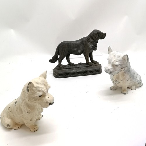 205 - Pair of painted cast metal Scottie dogs, 16 cm high, t/w cast iron St Bernard doorstop, 16 cm high, ... 