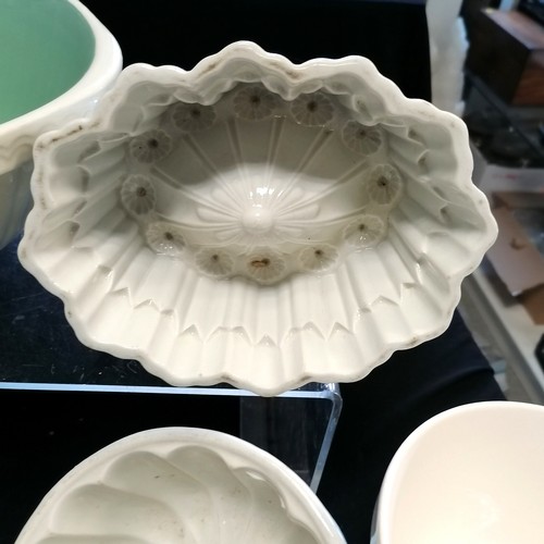 219 - Shelley jelly mould, and various other moulds, some a/f, t/w mixing bowls etc.