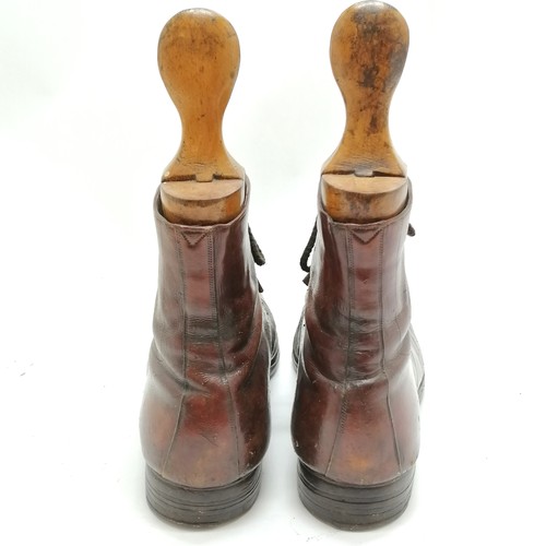 301 - Pair of vintage tan leather boots with original trees size 6 (30cm long x total height 29cm)