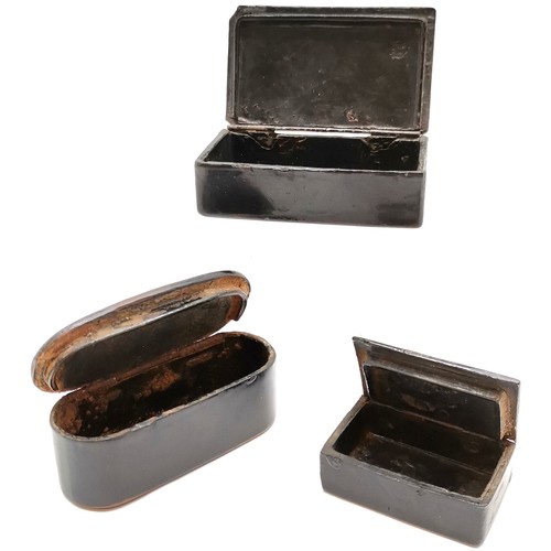 325 - 3 x Antique papier-mâché snuff boxes smallest measuring 4.5cm across with gilt decoration. Old repai... 