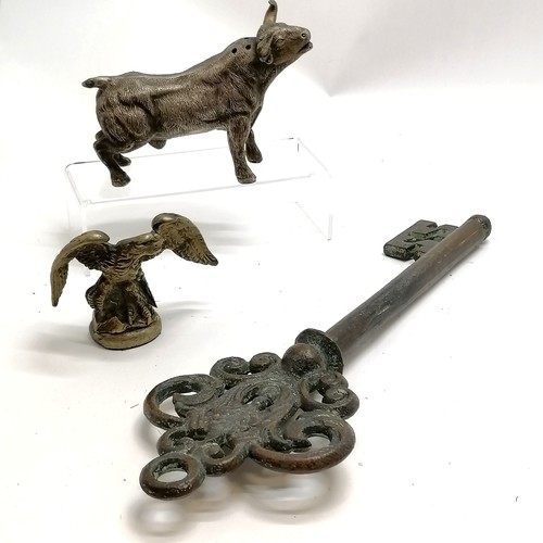 361 - Bronze cast novelty key - 44cm & 1.7kg t/w model of a bull & brass eagle on a wooden base