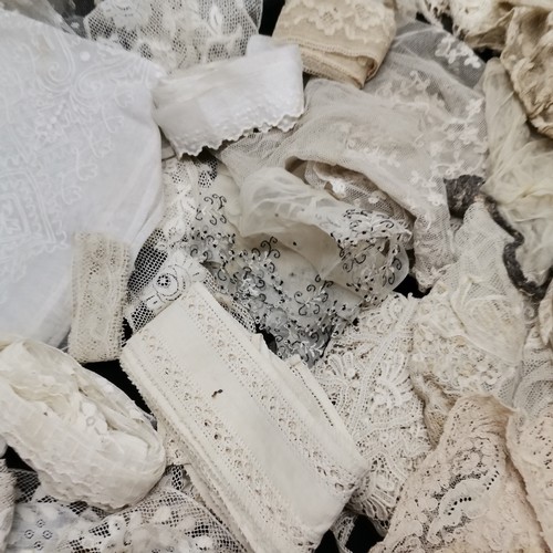 112 - A lot of antique lengths of lace