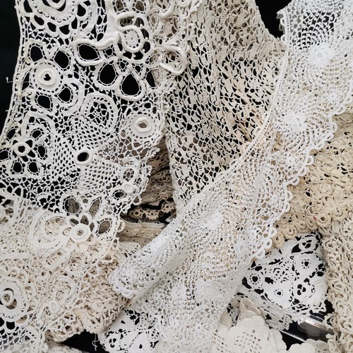 118 - A lot of crochet lace including collars and doilies