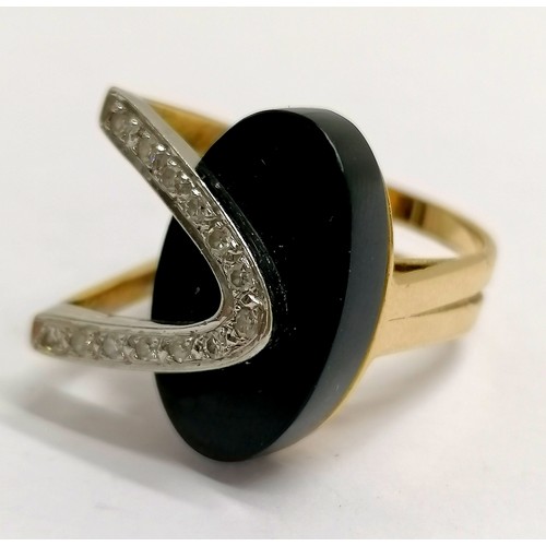 523 - Unmarked gold (touch tests as 14ct) diamond & onyx designer ring - size N & 10.2g total weight