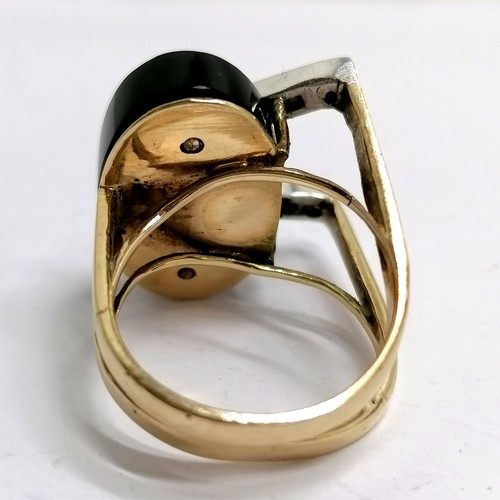 523 - Unmarked gold (touch tests as 14ct) diamond & onyx designer ring - size N & 10.2g total weight