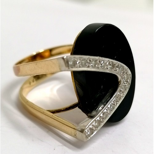 523 - Unmarked gold (touch tests as 14ct) diamond & onyx designer ring - size N & 10.2g total weight