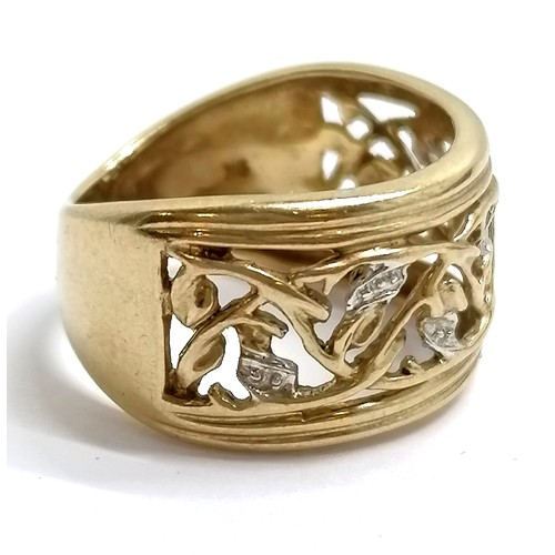 524 - 9ct hallmarked gold pierced decorated ring - size K & 3.1g