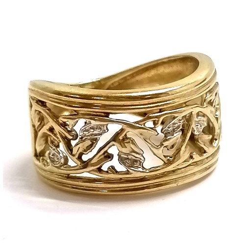 524 - 9ct hallmarked gold pierced decorated ring - size K & 3.1g