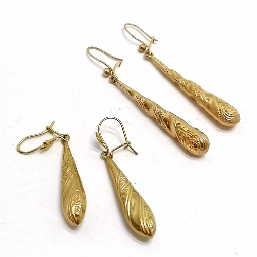 526 - 2 pairs of unmarked gold earrings - longest drop 5cm & 3.1g total