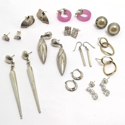 528 - 11 x pairs of silver marked earrings (screw backs unmarked) inc Italian gilt double rings by Dyadema... 