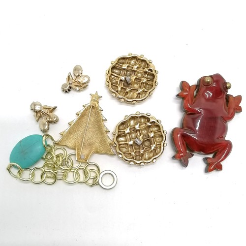 535 - Qty of costume jewellery inc Christmas brooches, wooden frog brooch (6.5cm & a/f), Alva Studios Maya... 