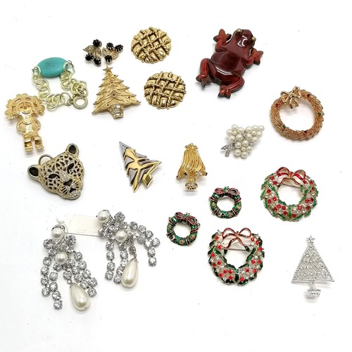 535 - Qty of costume jewellery inc Christmas brooches, wooden frog brooch (6.5cm & a/f), Alva Studios Maya... 